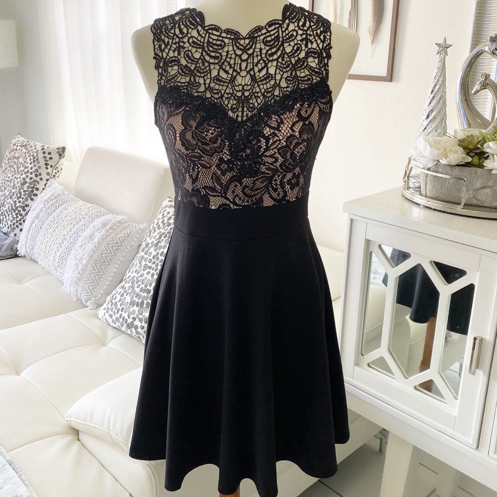 Black Sleeveless Short Cocktail Dress w/Lace Top.